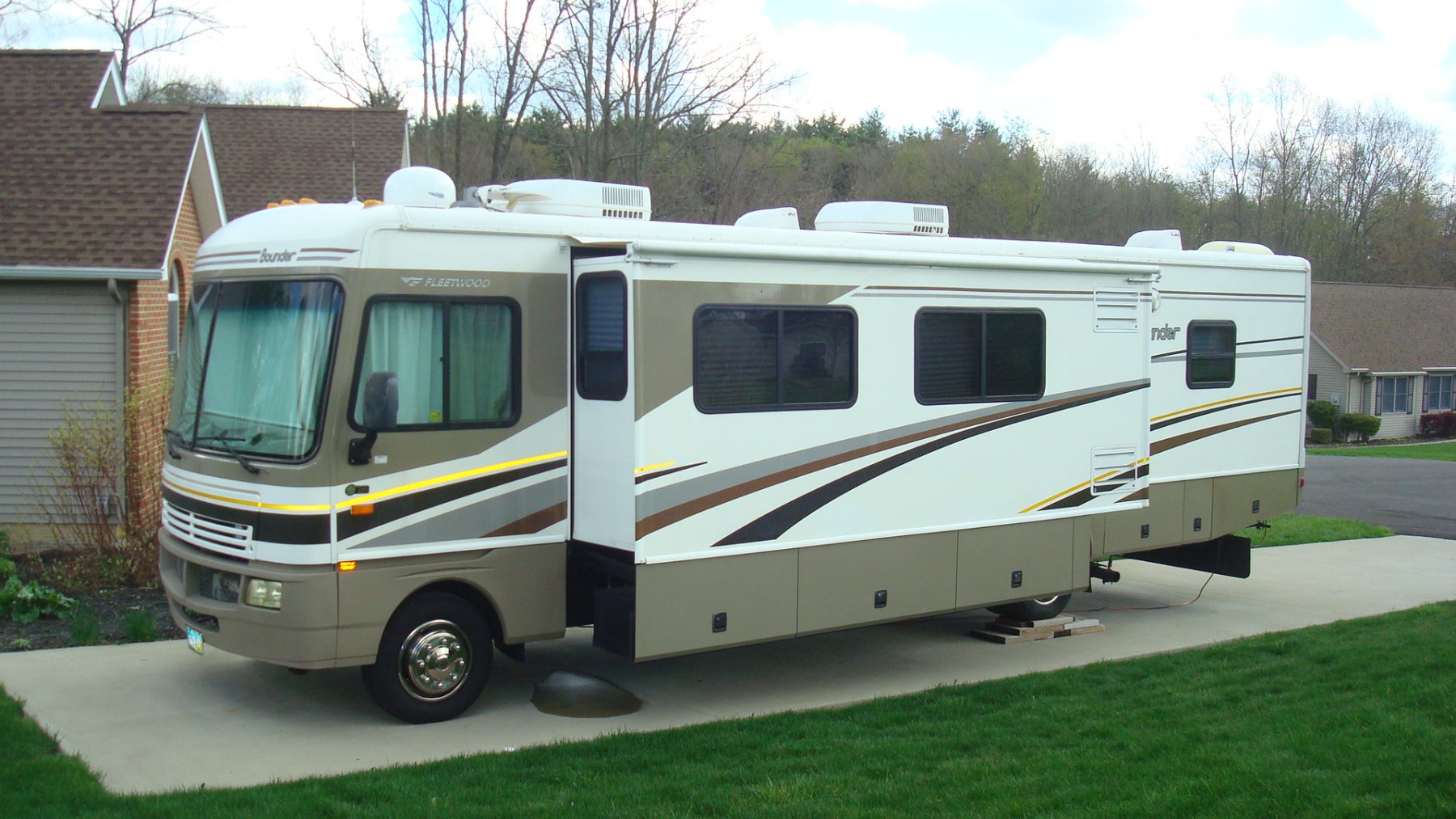 2005 Fleetwood Bounder 35E, Used Motorhomes and RVs for sale